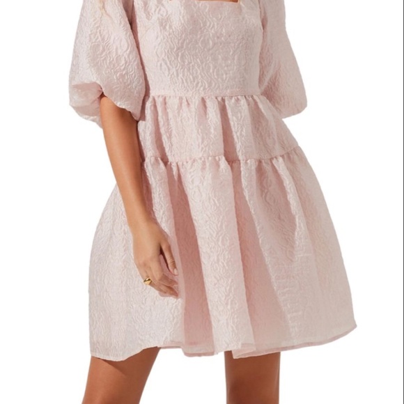 Astr the Label Principessa Bubble Sleeve Cutout back dress NWT in size medium 💕 - Picture 5 of 14